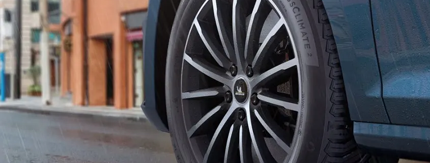 Imagen de un vehículo y un primer plano del neumático Michelin CrossClimate 2