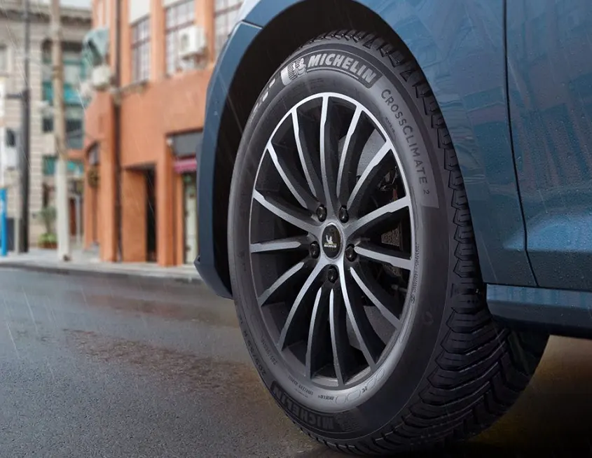 Imagen de un vehículo y un primer plano del neumático Michelin CrossClimate 2