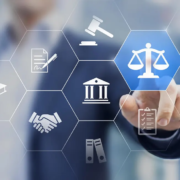 Normativa-legal imagen de un hombre clicando sobre un tablero digital transparente un icono de normativa legal