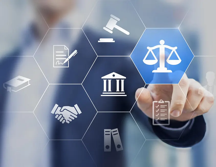 imagen de un hombre clicando sobre un tablero digital transparente un icono de normativa legal