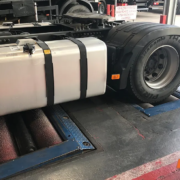 foto_frenometro imagen de un camión en un frenómetro