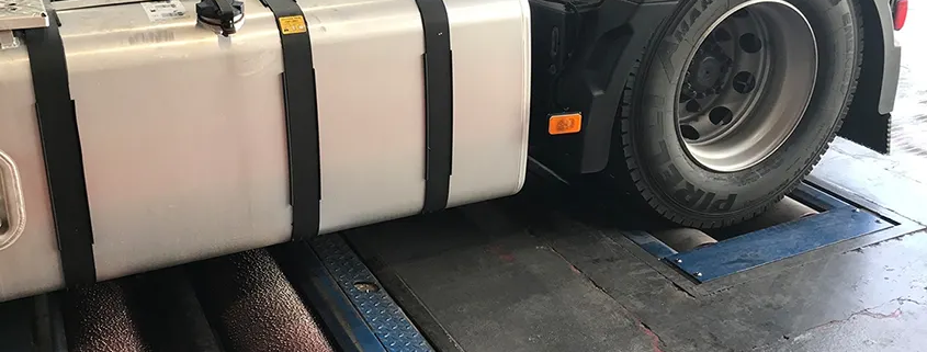 imagen de un camión en un frenómetro