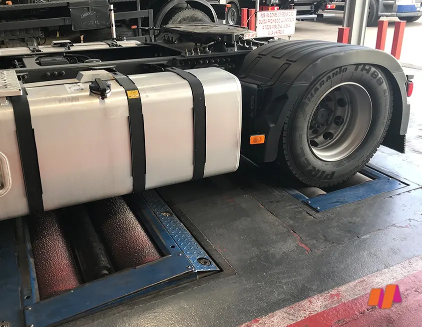imagen de un camión en un frenómetro