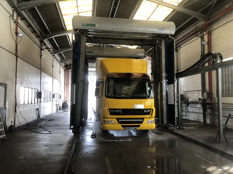 imagen de un vehículo industrial en el túnel de lavado de Multirueda