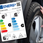 imagen de una neumático con la nueva etiqueta informativa de neumáticos de la UE