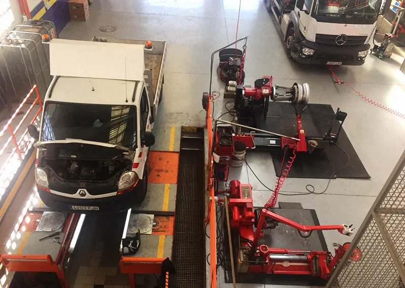 taller_mecanica_rapida Imagen de vehículos en el taller de mecánica rápida de Multirueda