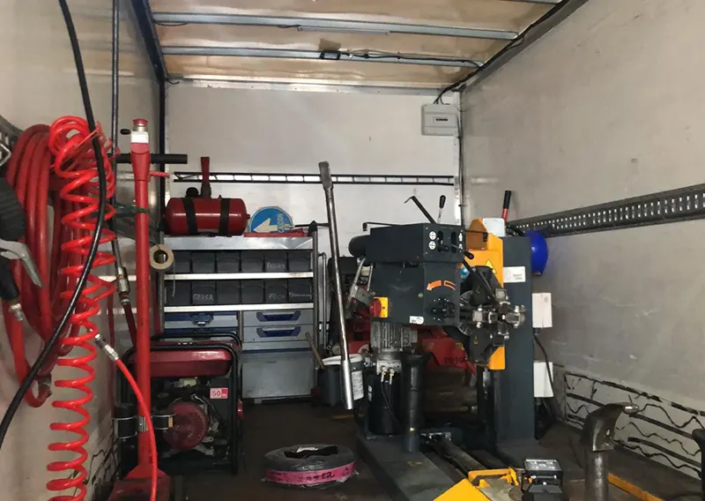 imagen interior del vehículo taller móvil de Multirueda